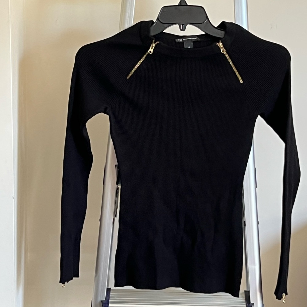 INC International Concepts black sweater
Black, gently used LIKE NEW barely wore